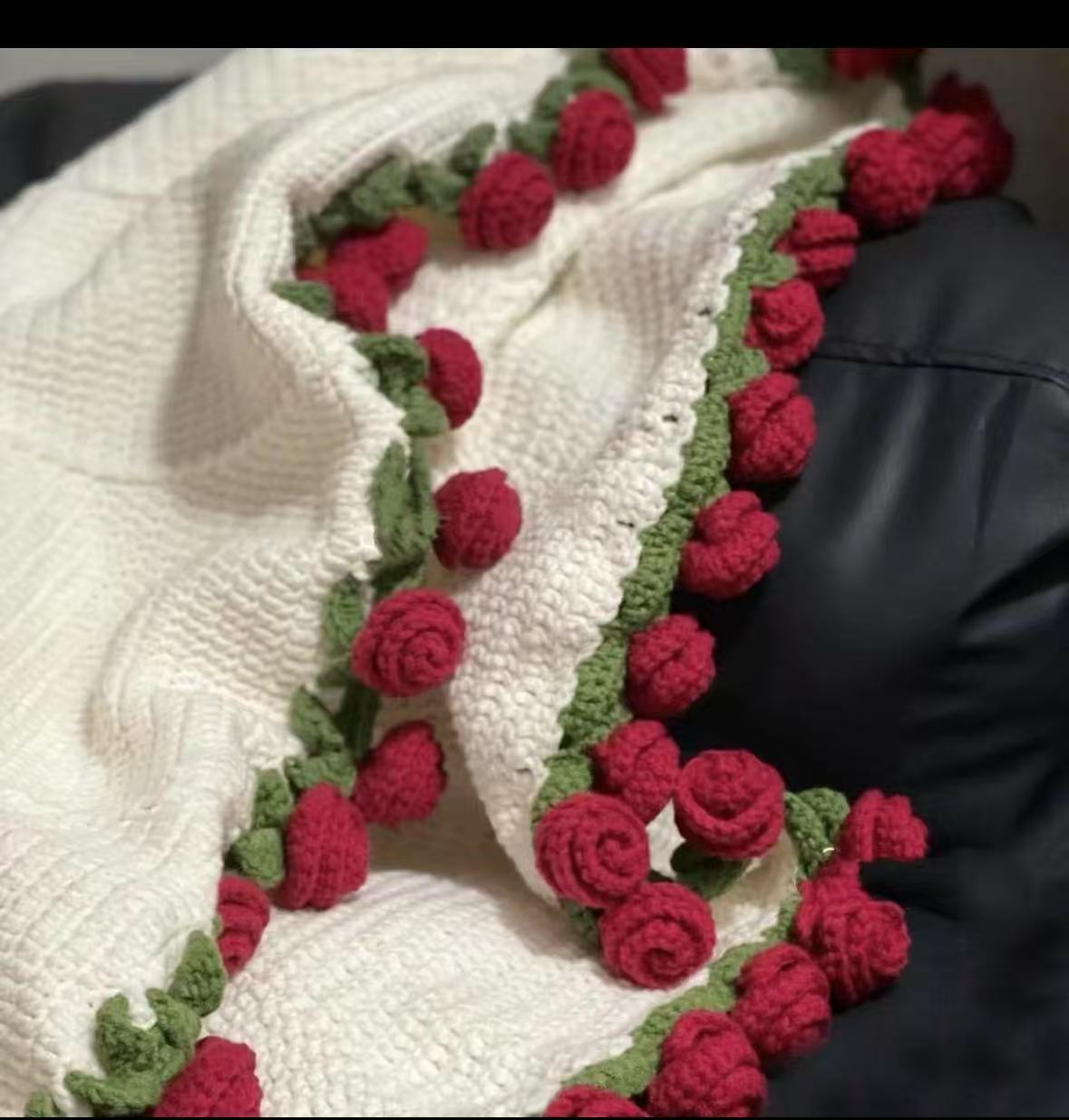 Finished Hand-crocheted red rose round blanket sofa throw blanket 90cm