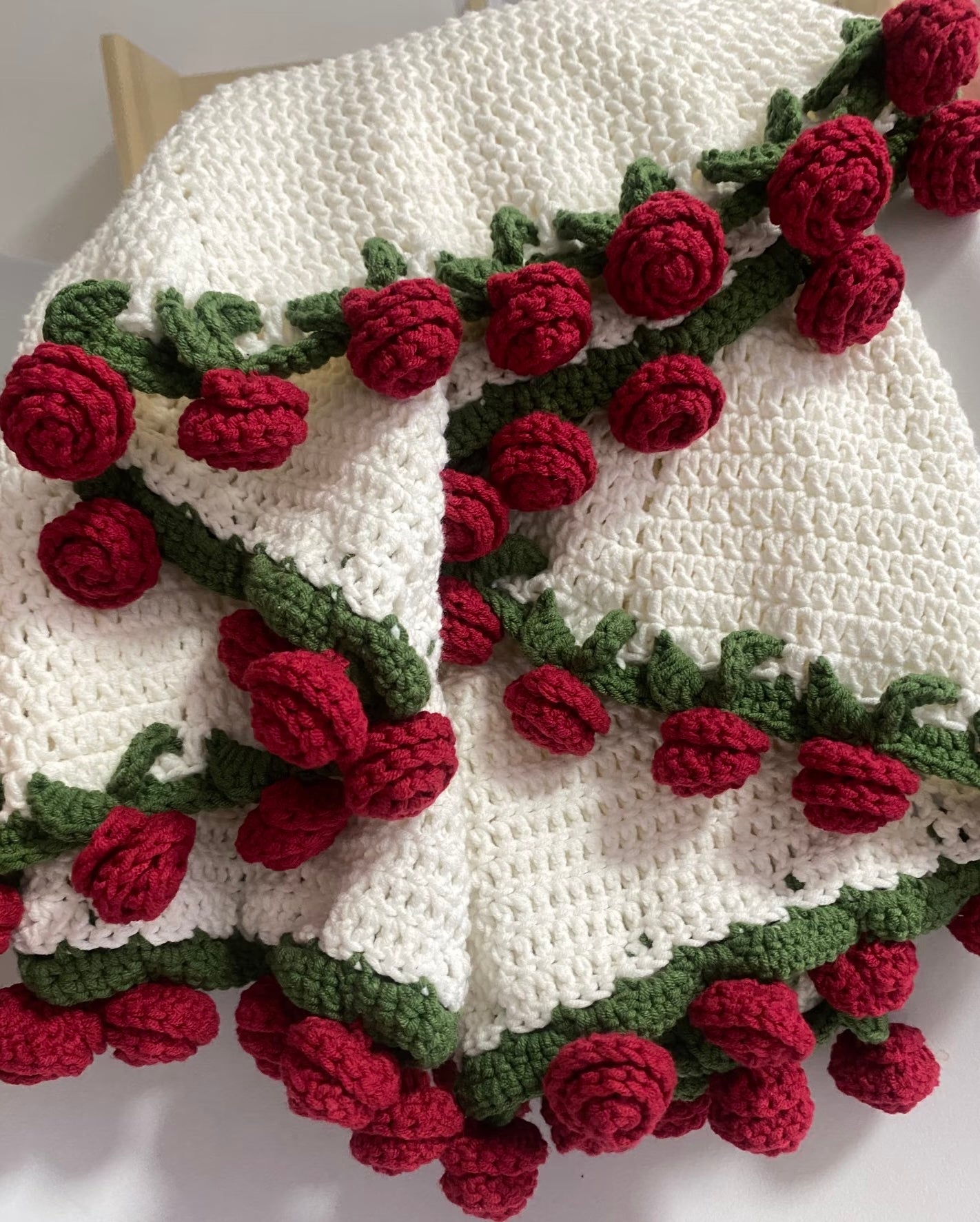 Finished Hand-crocheted red rose round blanket sofa throw blanket 90cm
