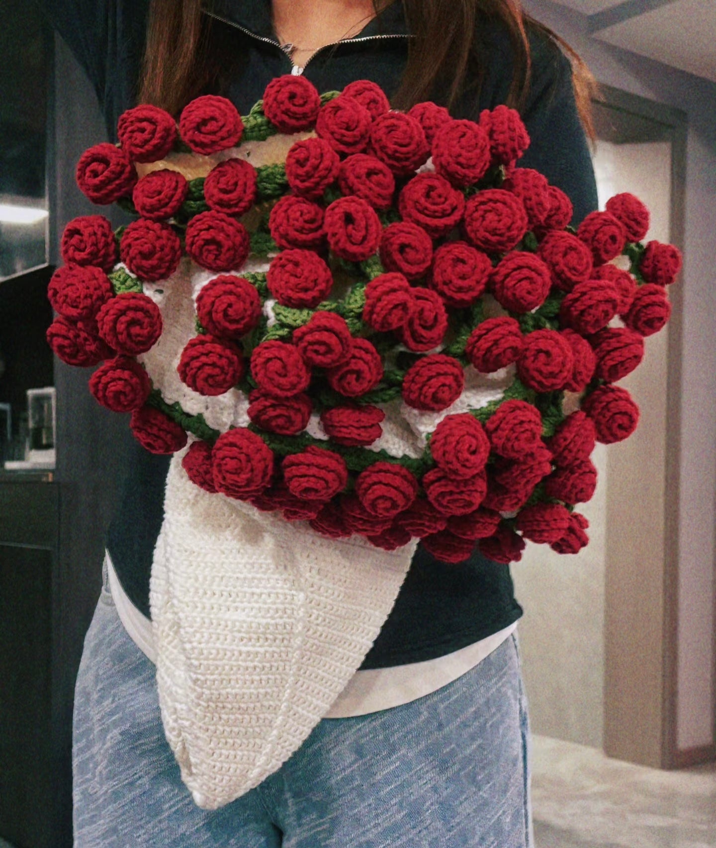 Finished Hand-crocheted red rose round blanket sofa throw blanket 90cm