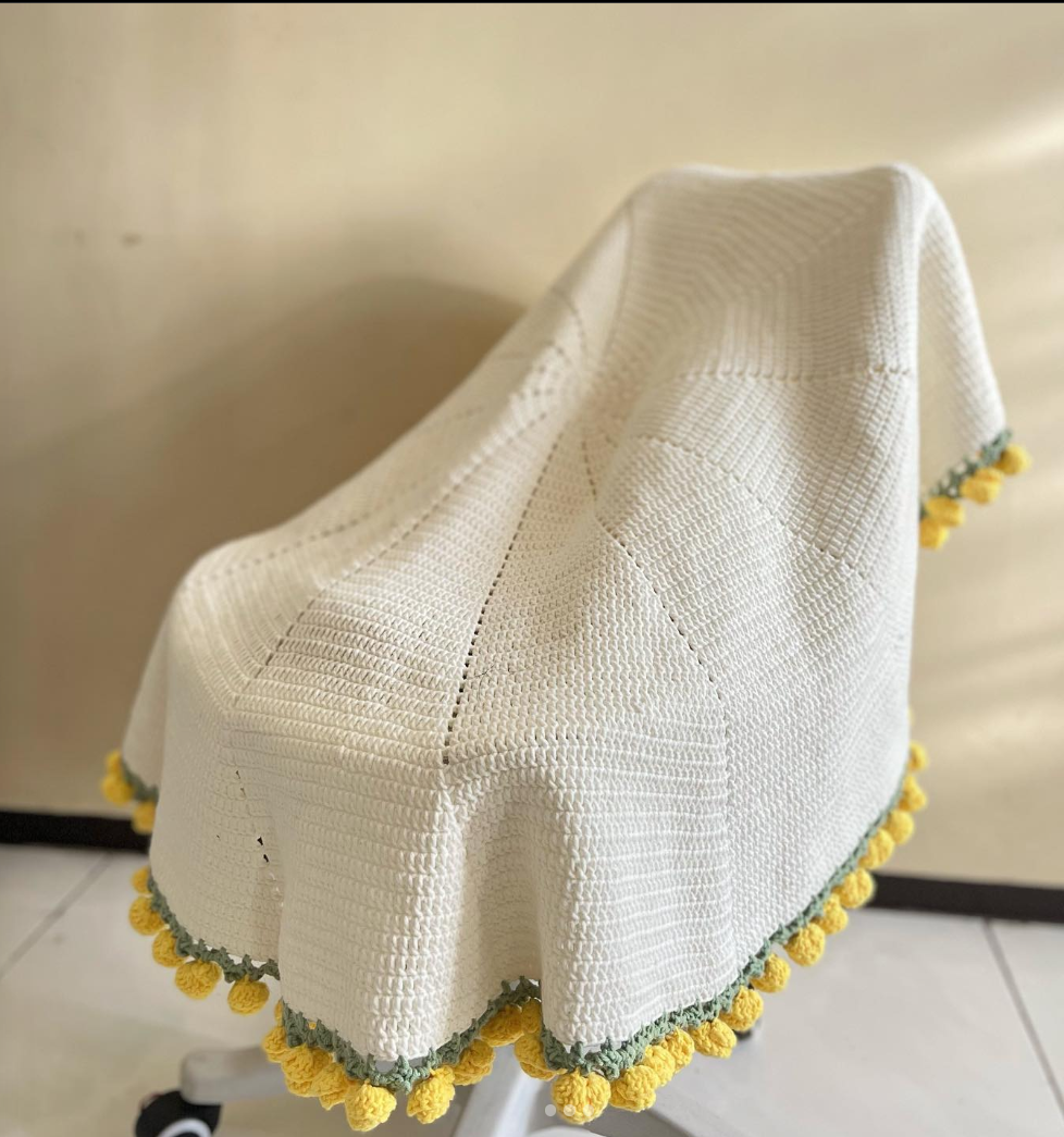 Finished Hand-crocheted Yellow Roses round blanket Women's Gifts